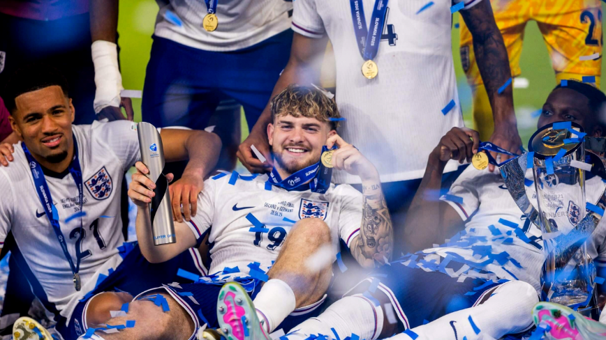 U21 유럽선수권에서 우승을 차지한 잉글랜드 대표팀 하비 엘리엇