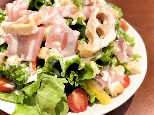 샐러드에 연근 넣는 모습