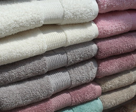 다양한 색의 수건이 잘 개어진 모습