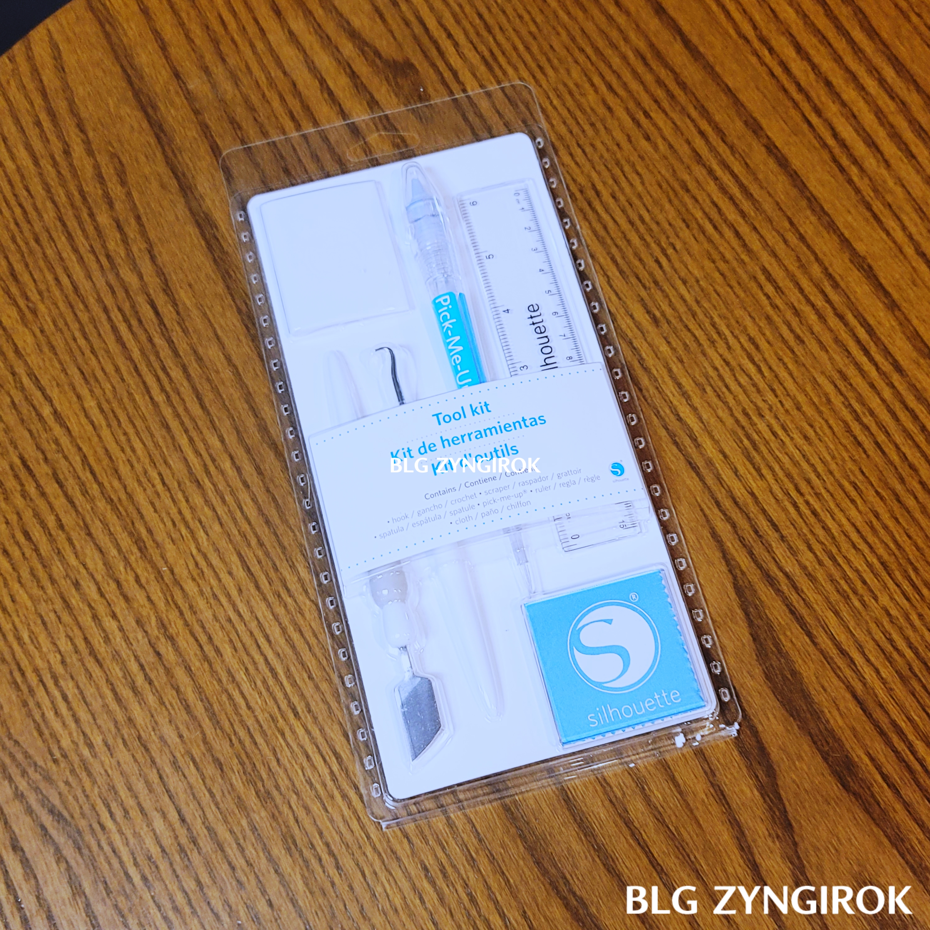 스티커-작업을-위한-툴키트-세트가-테이블-위에-놓여있다.