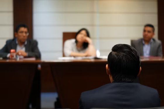 공소시효로-한-남자가-재판을-받고-있다