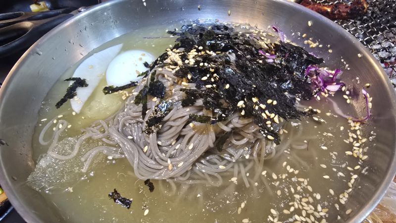 시원한 살얼음 육수가 가득한 탑골 숯불 닭갈비 물막국수