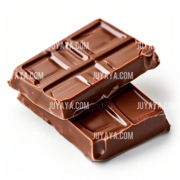 갈색 다크 초콜릿 두 조각이 흰 배경 위에 놓여 있는 모습. 말린 대추와 함께 활용 가능한 디저트 재료.