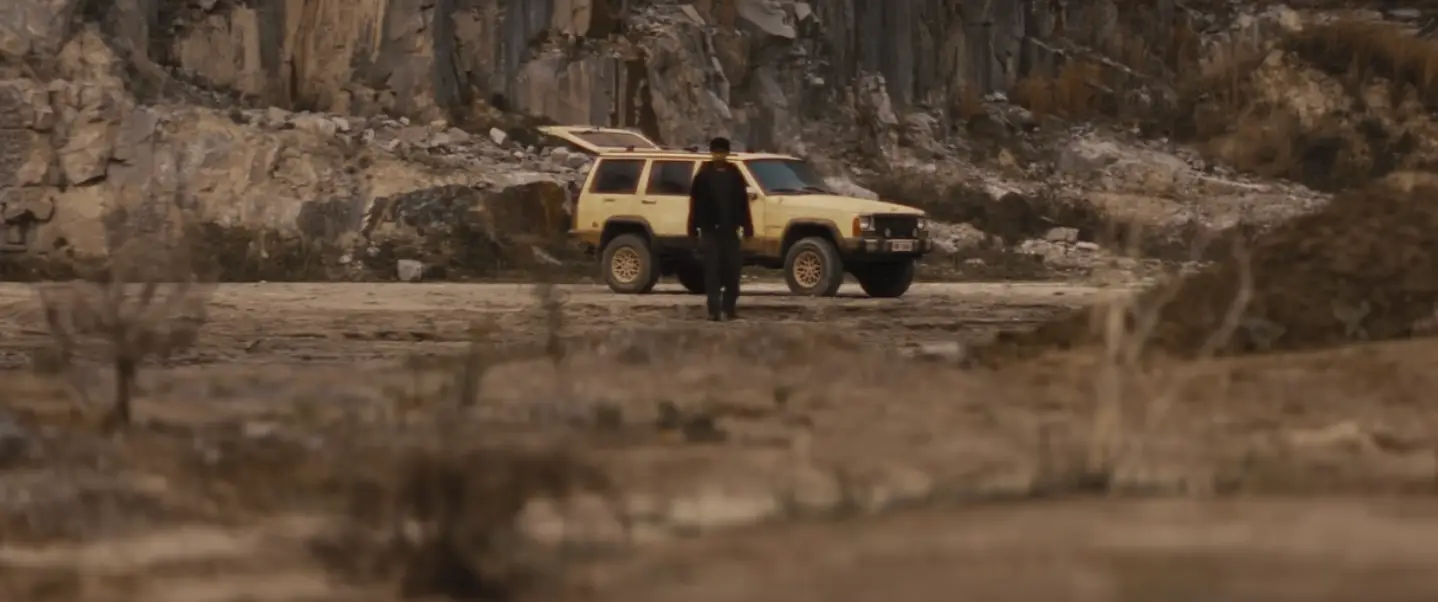 임영웅-절벽 노란 지프차를 뒤로하고 걷는 임영웅