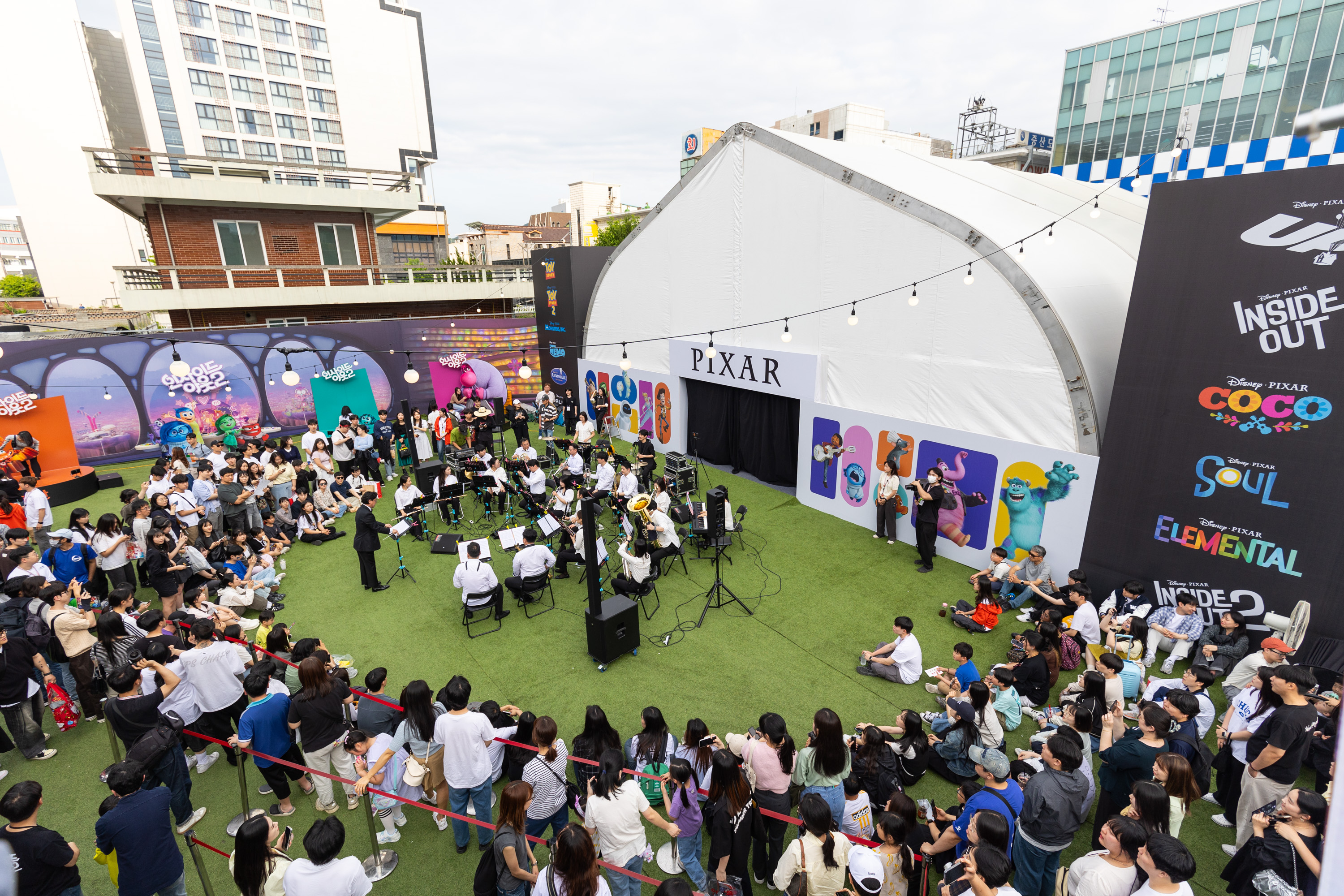 영화제에 모인 사람들