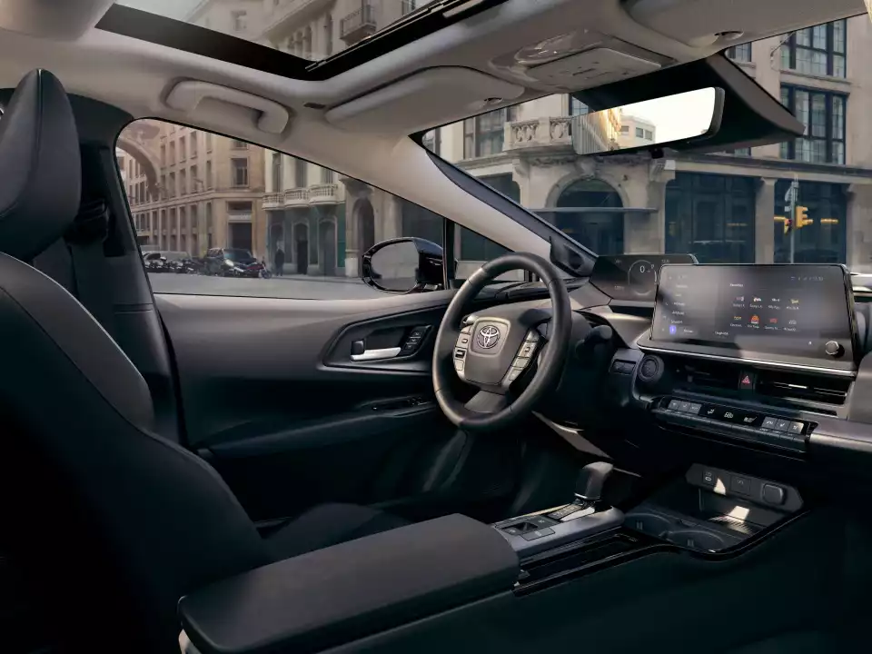 운전석 계기판과 내비게이션이 보기 편해졌습니다.