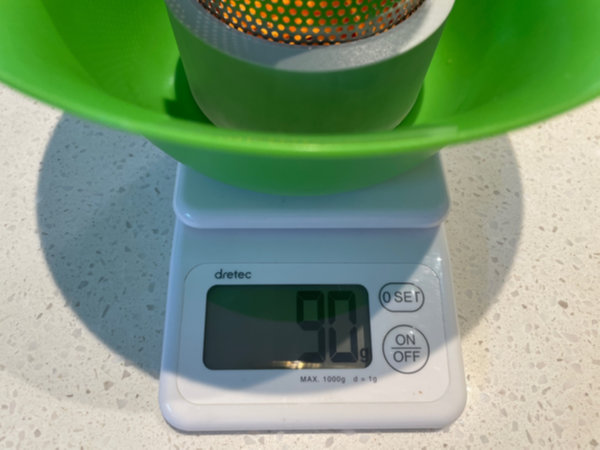 당근라페 김밥 만들기 재료 준비 - 짤순이에 당근라페 90g 담기