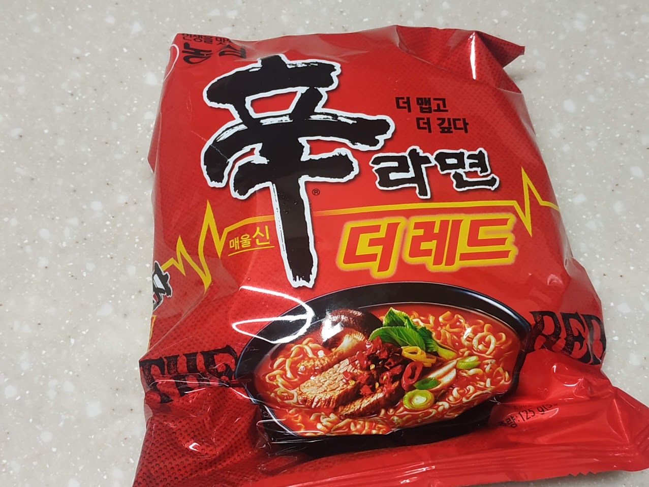 신라면 레드 전면 포장.