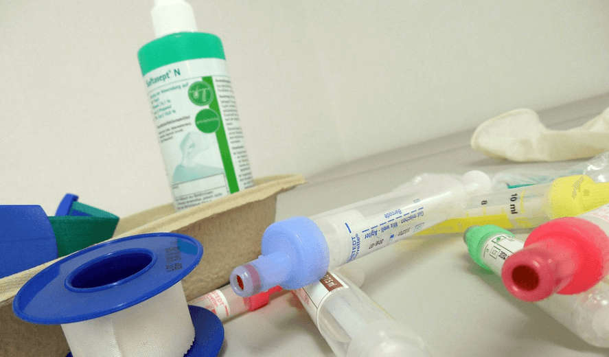 여러가지 의료 용품과 액체 알코올 소독약이 함께 있다