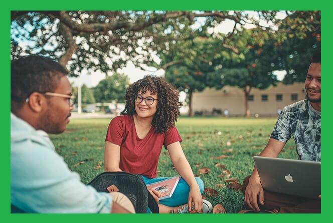 대학교-잔디-앉아있는-학생들