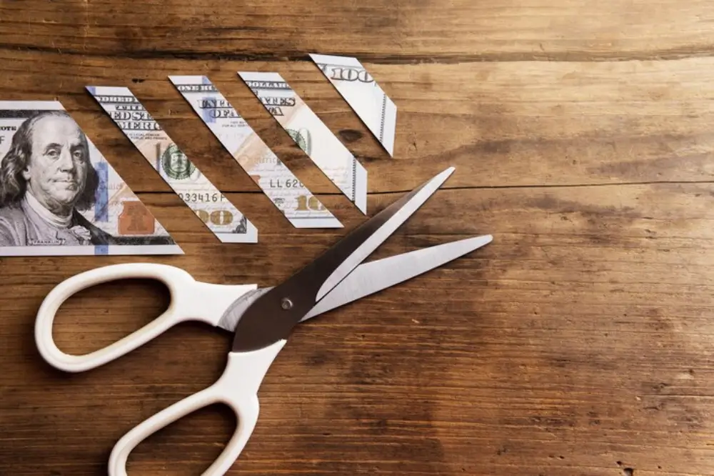 잘려나간 지폐와 가위