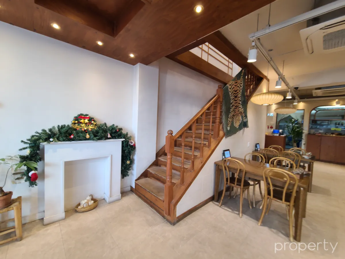 2층올라가는계단-계단옆에트리장식-계단손잡이에호랑이그림의천이걸려있는