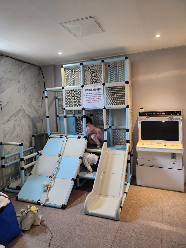 키즈 놀이터에서 놀고 있는 아이들