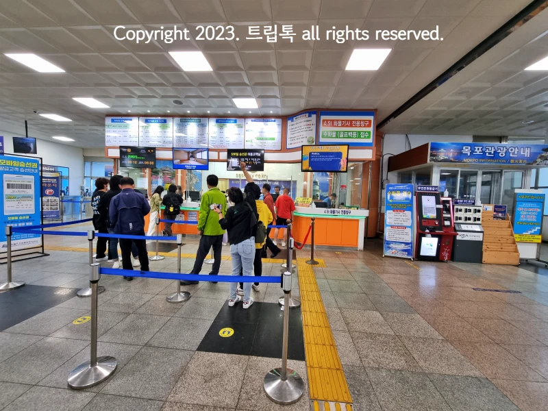 발권소에 줄을선 사람들