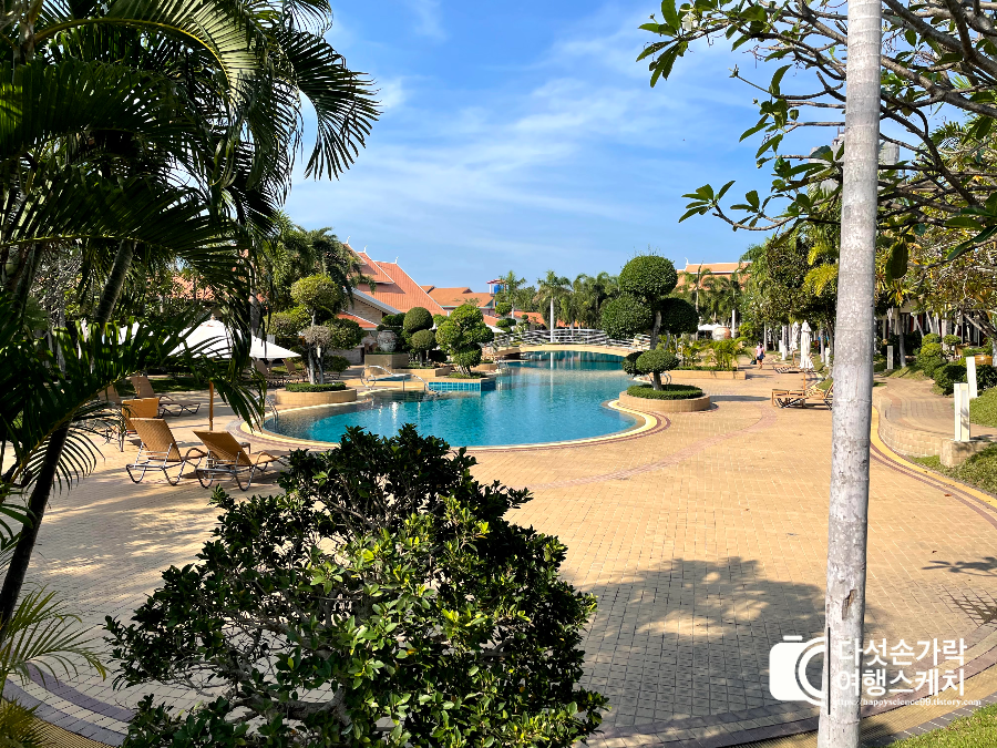 타이가든 리조트 수영장 및 정원 전경