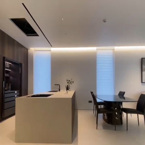 깔끔한 구조의 인테리어를 갖고 있는 주방과 식탁