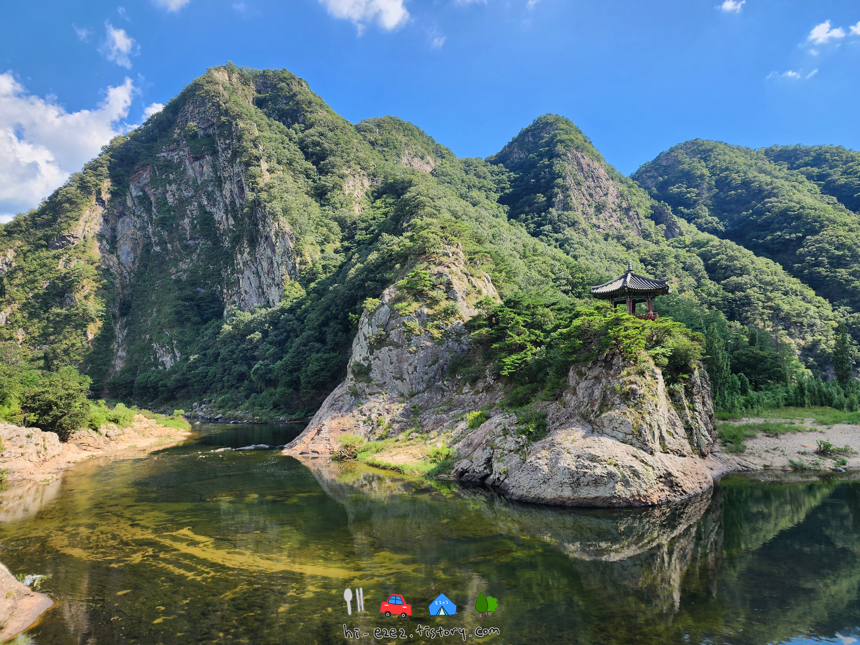 영동 월류봉 정자와 계곡