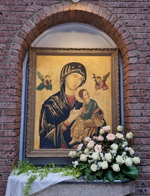 위 사진은 제주 광양성당 성전 안에 있는 "영원한 도움의 성모님" 이콘 그림입니다.