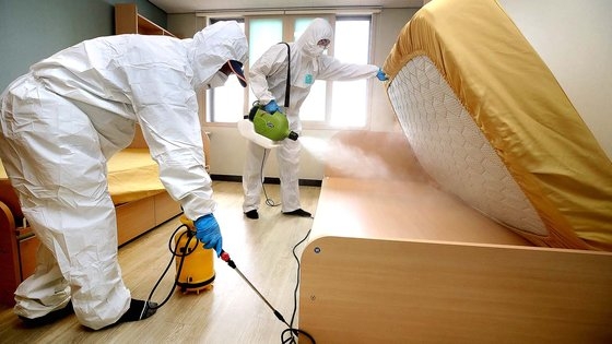 알트태그-기숙사에서 빈대 방제작업을 하는 모습