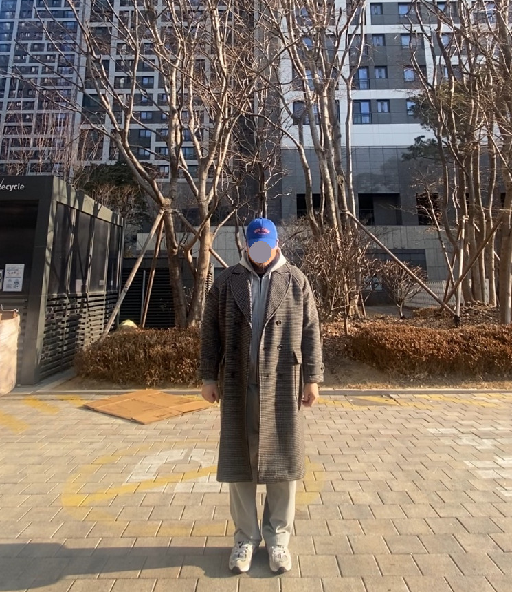 데일리룩('26.1.31.)윅 NEW YORK USA 워싱 빈티지 볼캡, 그레이휴 더블브레스티드 체크 롱코트, 토피 집업후드티, 토피 벌룬핏 와이드팬츠, 아식스 젤 카야노 5 OG