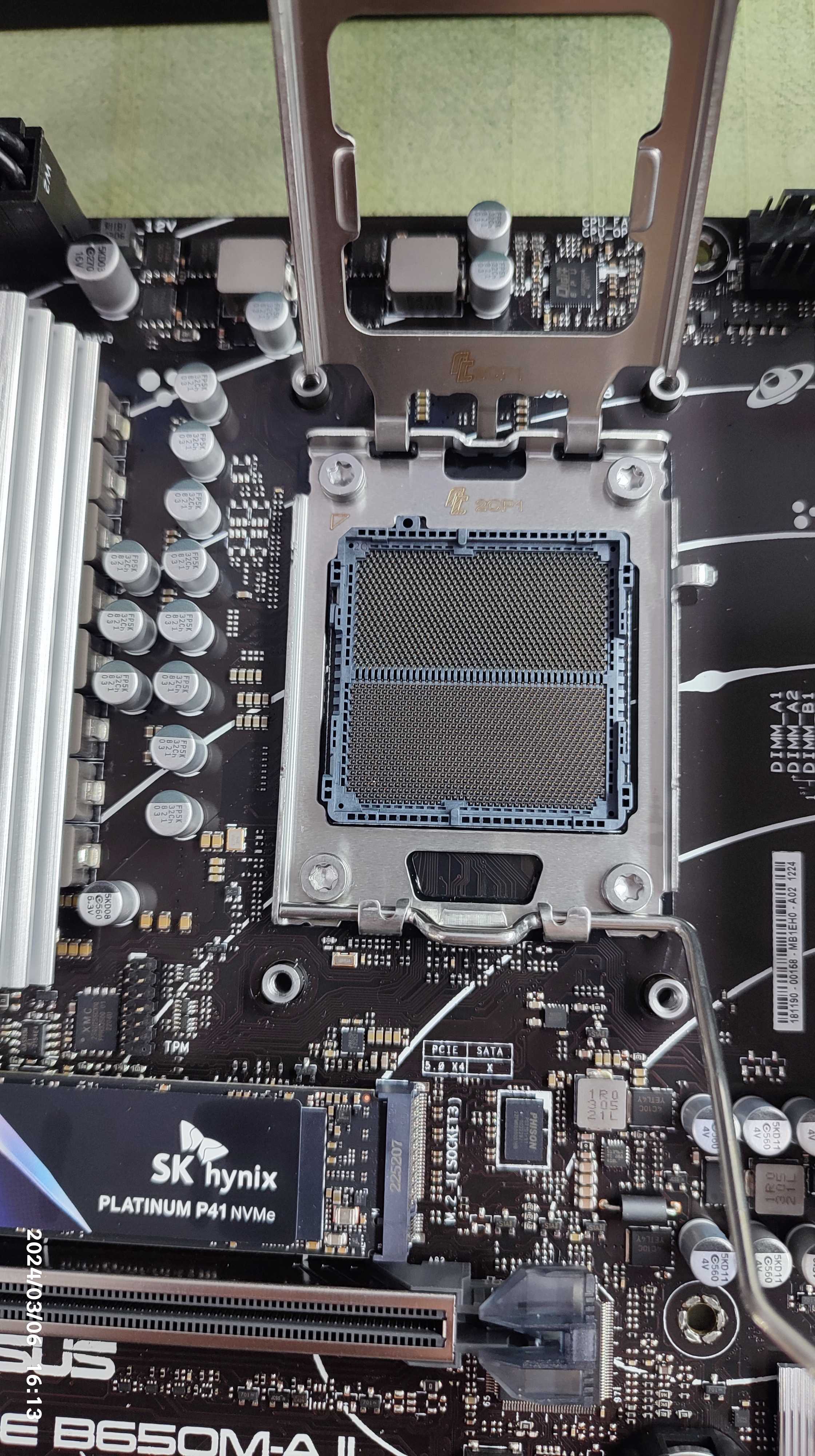 CPU 소켓 핀 상태 확인 중