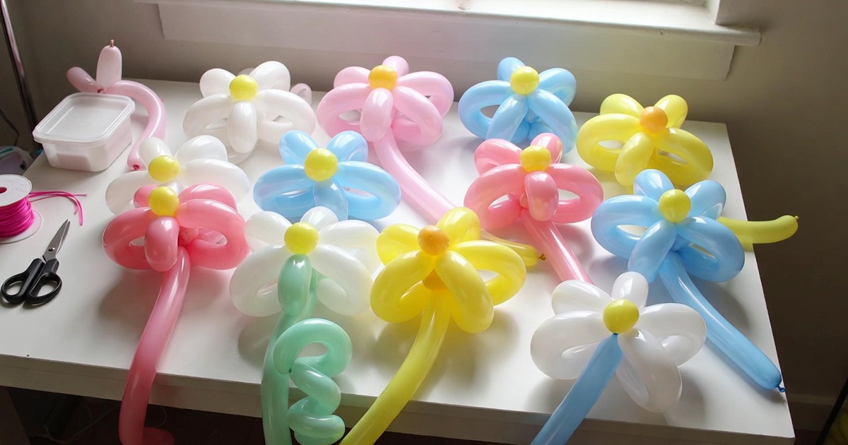재택에서 꽃풍선 부업을 준비하며 파스텔 톤 풍선과 리본을 밝은 거실 테이블 위에 정리해 둔 모습