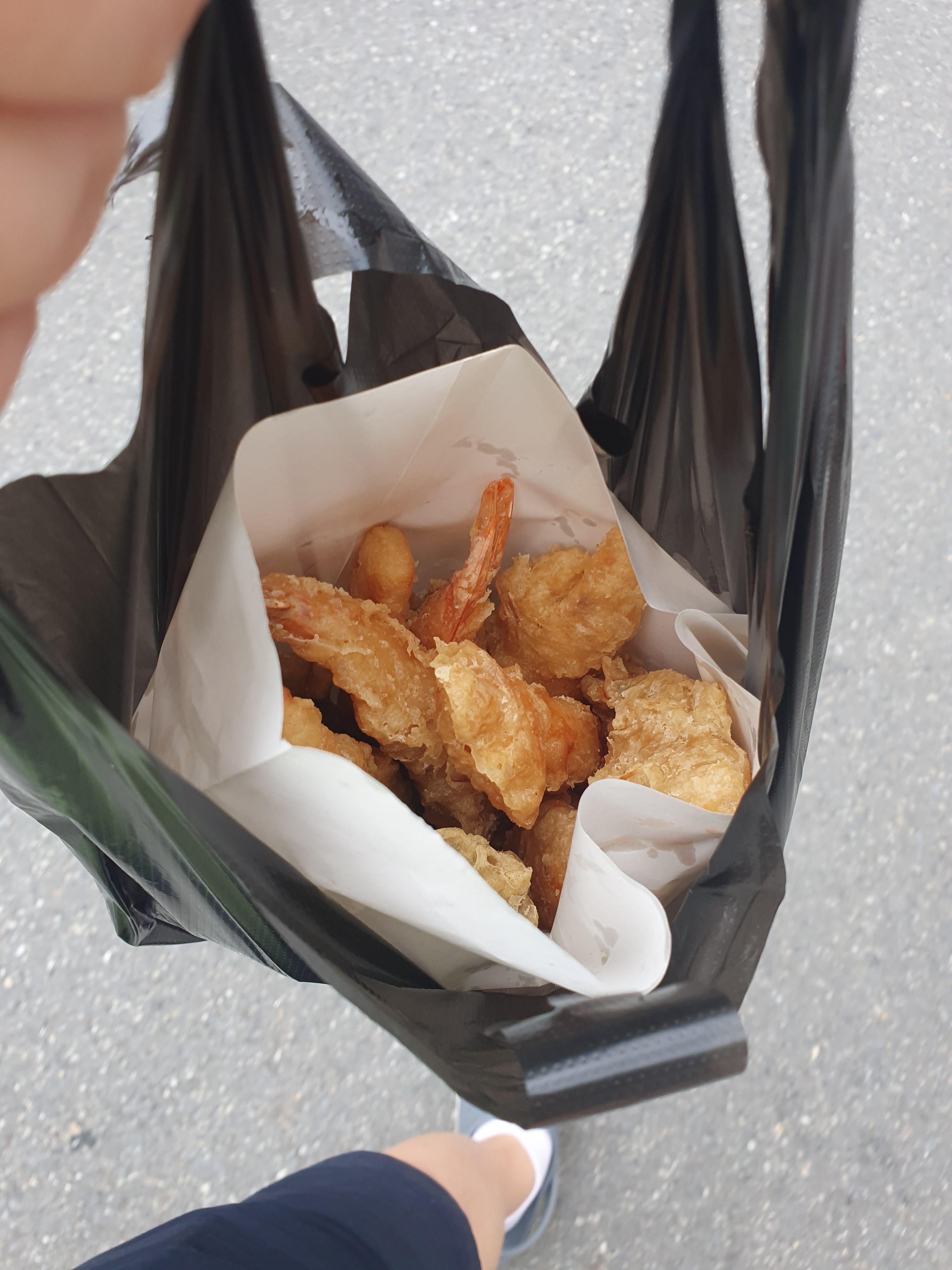 17000원의 행복! 한민시장 온양삼색호떡에서 주문한 튀김 한봉지 들고 신남