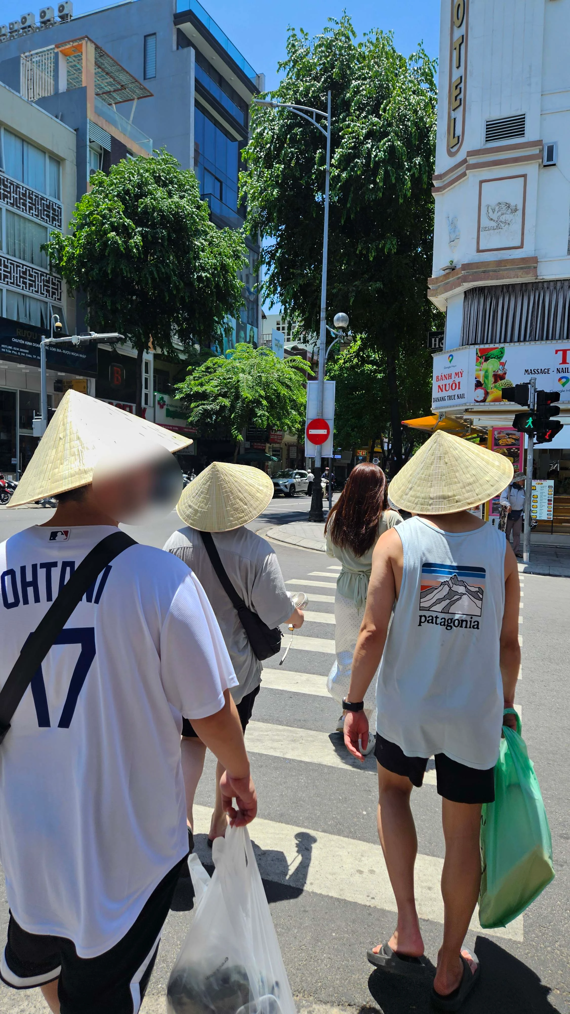 논라를 쓴 디무빈