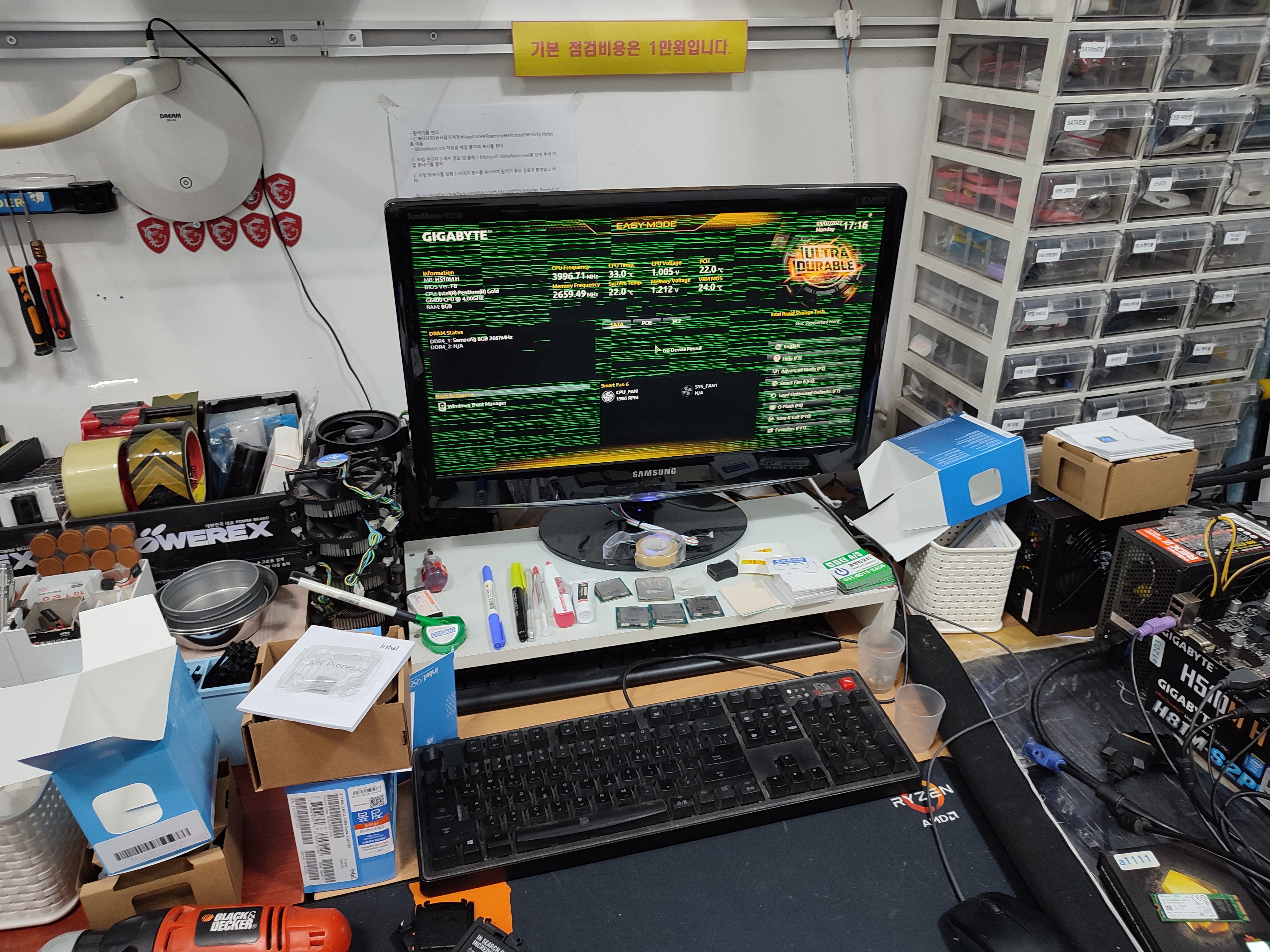 손님의 그래픽카드를 다른 메인보드에 장착해서 동일한 증상(화면깨짐)이 있는지 재확인하고 있습니다.