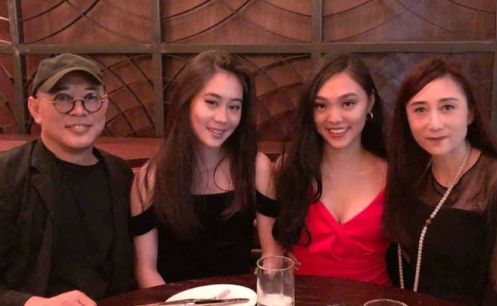 이연걸 부인과 두 딸의 모습