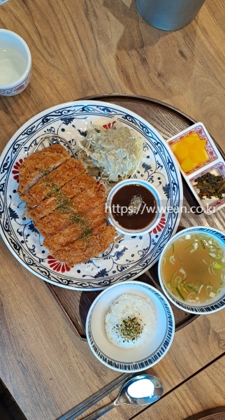 음식이 접시에 놓여있어요.