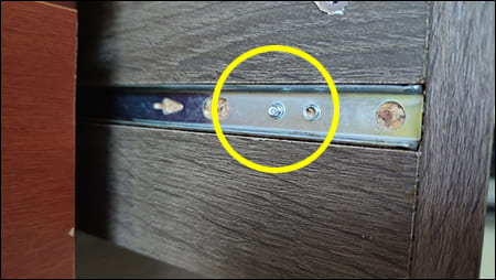 나사로 서랍 고정