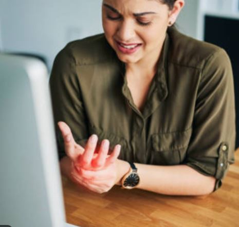 팔목을-잡고-있는-여자