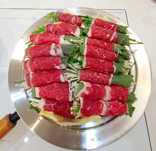 배추-위에-차돌-박이-말이를-올리기