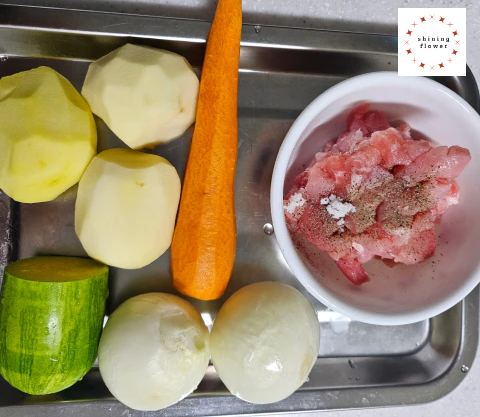 카레라이스 재료-감자3개-당근1개-양파2개-애호박1/3개-돼지고기 등심 카레용150g