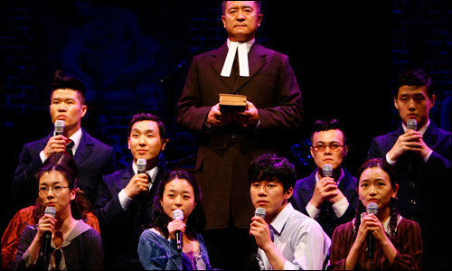 스프링어웨이크닝의 신선한 초연 캐스팅. 신인 시절의 강하늘이 숨어있다.