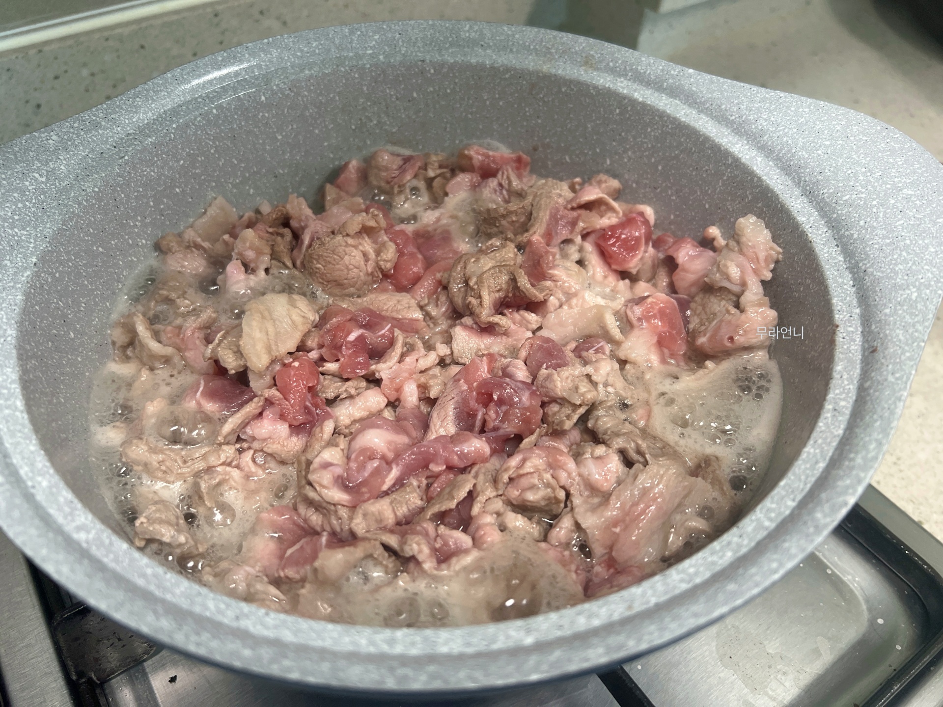 고기의 기름기가 나오면서 불고기를 만들면 더 맛있어져요