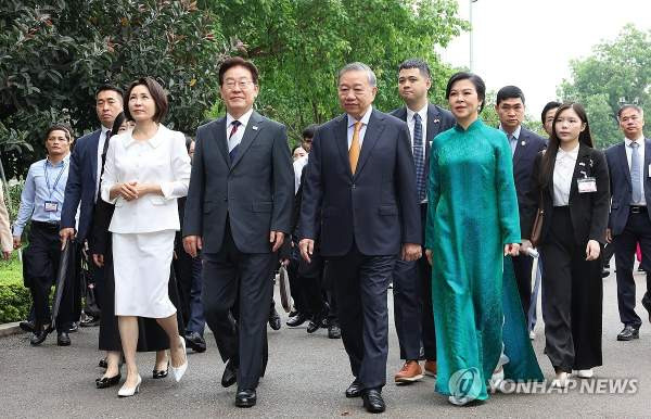 이 대통령 탕롱황성 친교 행사와 태극기 패션 외교의 핵심 정리: 베트남 순방 마무리