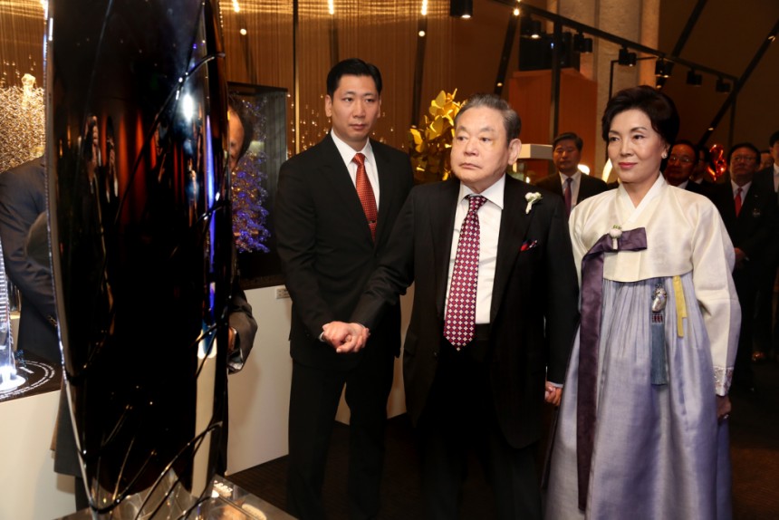 고 이건희 삼성전자 선대회장(가운데)이 부인 홍라희 리움미술관장과 함께 2013년 10월28일 서울 신라호텔 다이너스티홀에서 열린 신경영 20주년 만찬에서 신경영 조형물들을 관심 있게 지켜보고 있다.