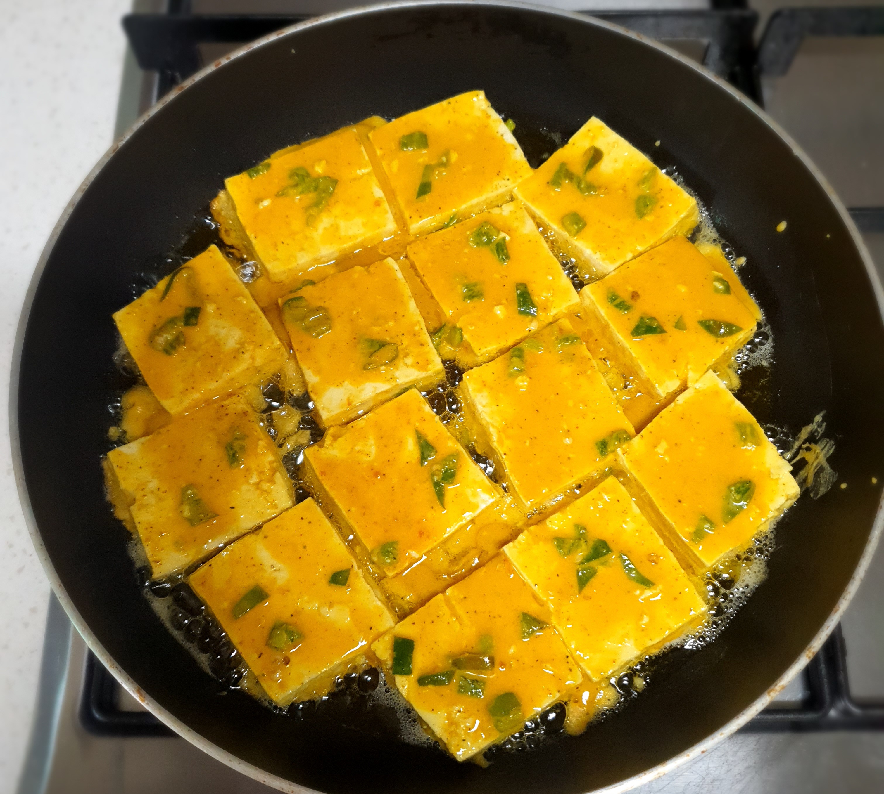 기름이-튀지-않게-조심히-부쳐요.