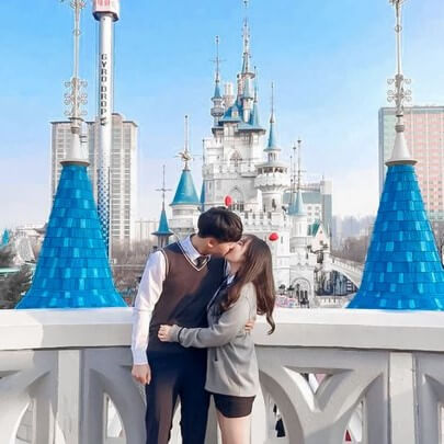 썸-타는-고등학생이-교복을-입고-옥상에서-키스하는-장면