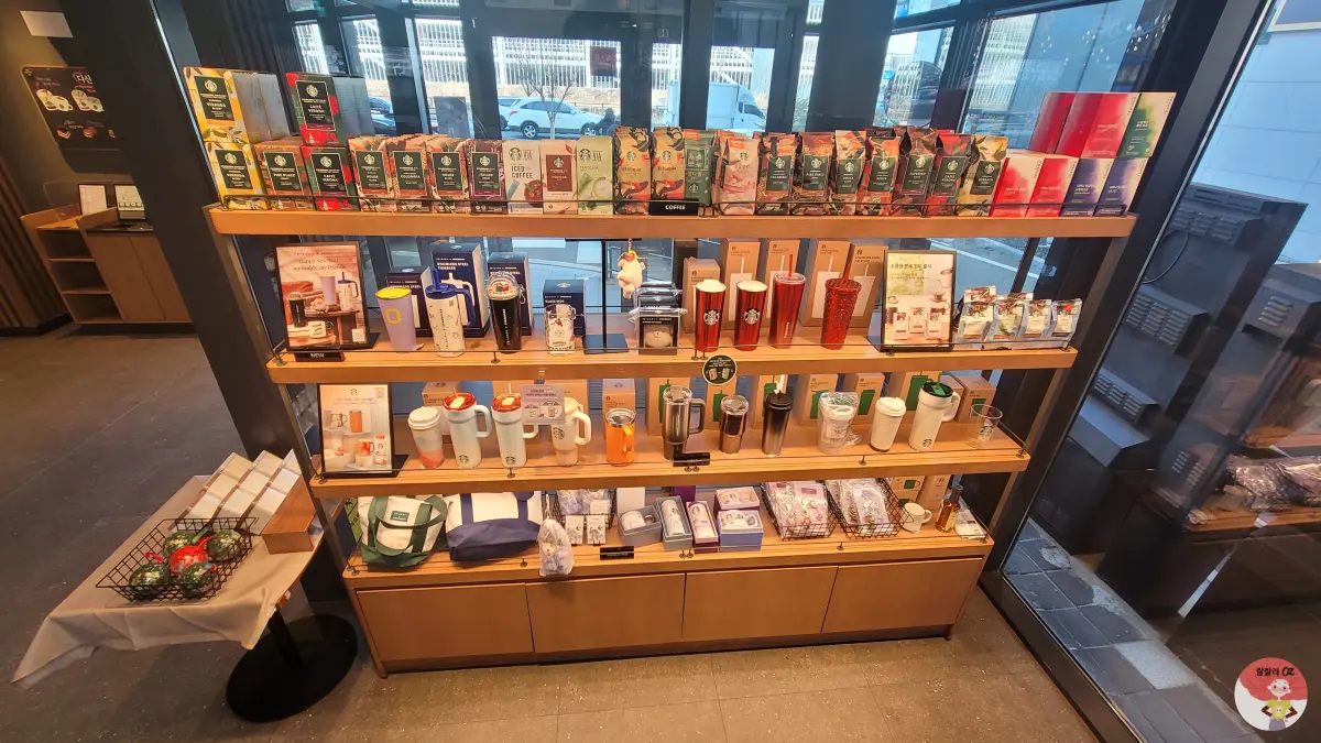 경기 남양주 스타벅스 다산DT점 1층, 커피, 차, 텀블러, 머그컵 등이 진열된 상품 진열대
