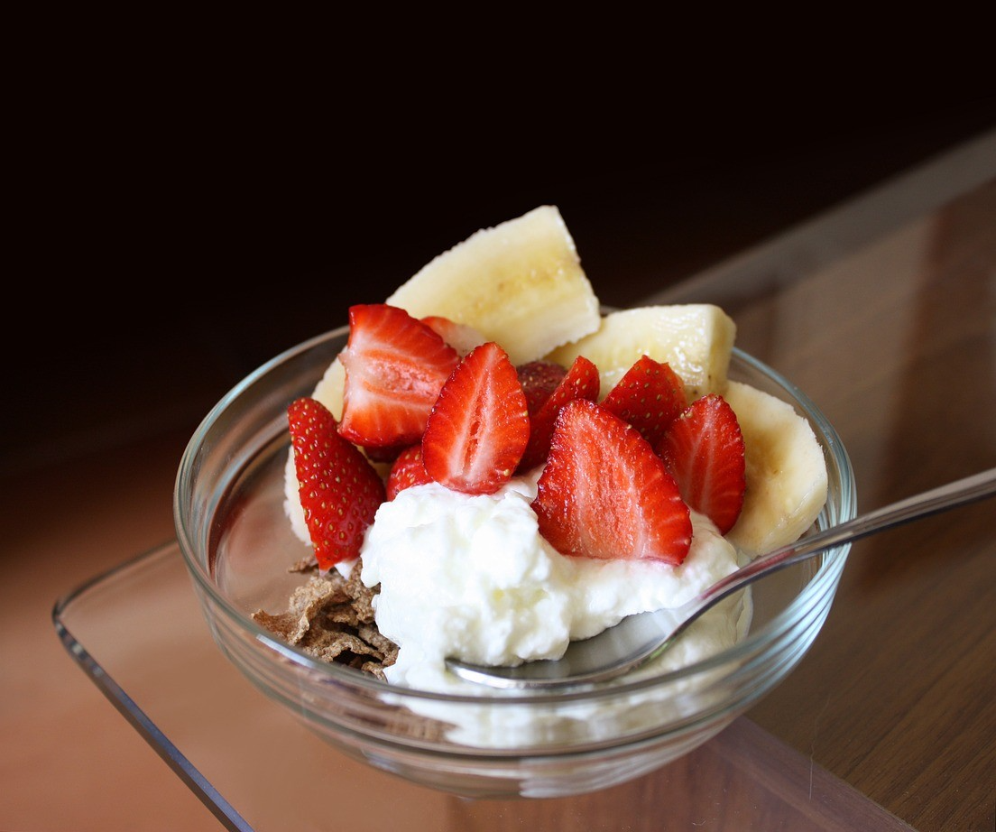 아침식단에 관련된 음식 과일 요거트