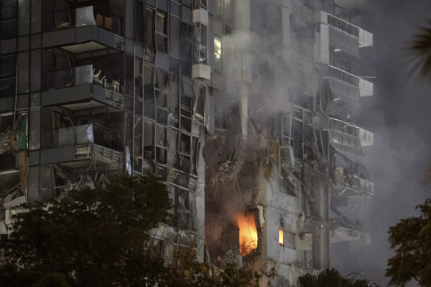 이란 공습에 불타는 이스라엘 건물 모습