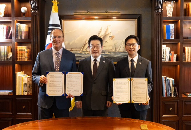 유엔총회 참석을 위해 미국을 방문한 이재명 대통령이 22일(현지시간) 뉴욕의 한 호텔에서 AI 산업 글로벌 협력을 위한 양해각서(MOU)를 체결한 뒤 래리 핑크 세계경제포럼(WEF) 의장 겸 블랙록 회장, 김정관 과학기술정보통신부 장관과 기념촬영을 하고 있다.
