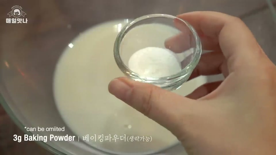 소금, 식용유, 녹인버터를 넣고 섞는 장면