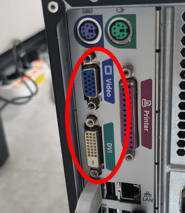 모니터후면-rgb단자-dvi단자
