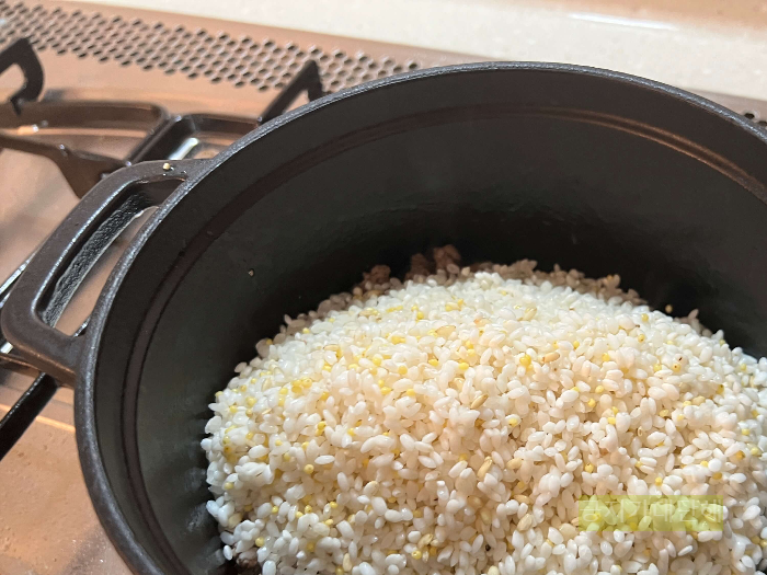 솥에-담긴-쌀의모습