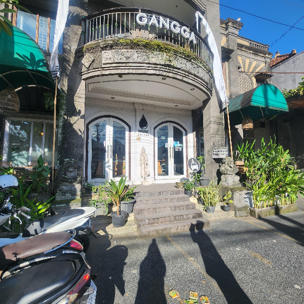 유럽과 인도네시아가 섞인 외형의 카페