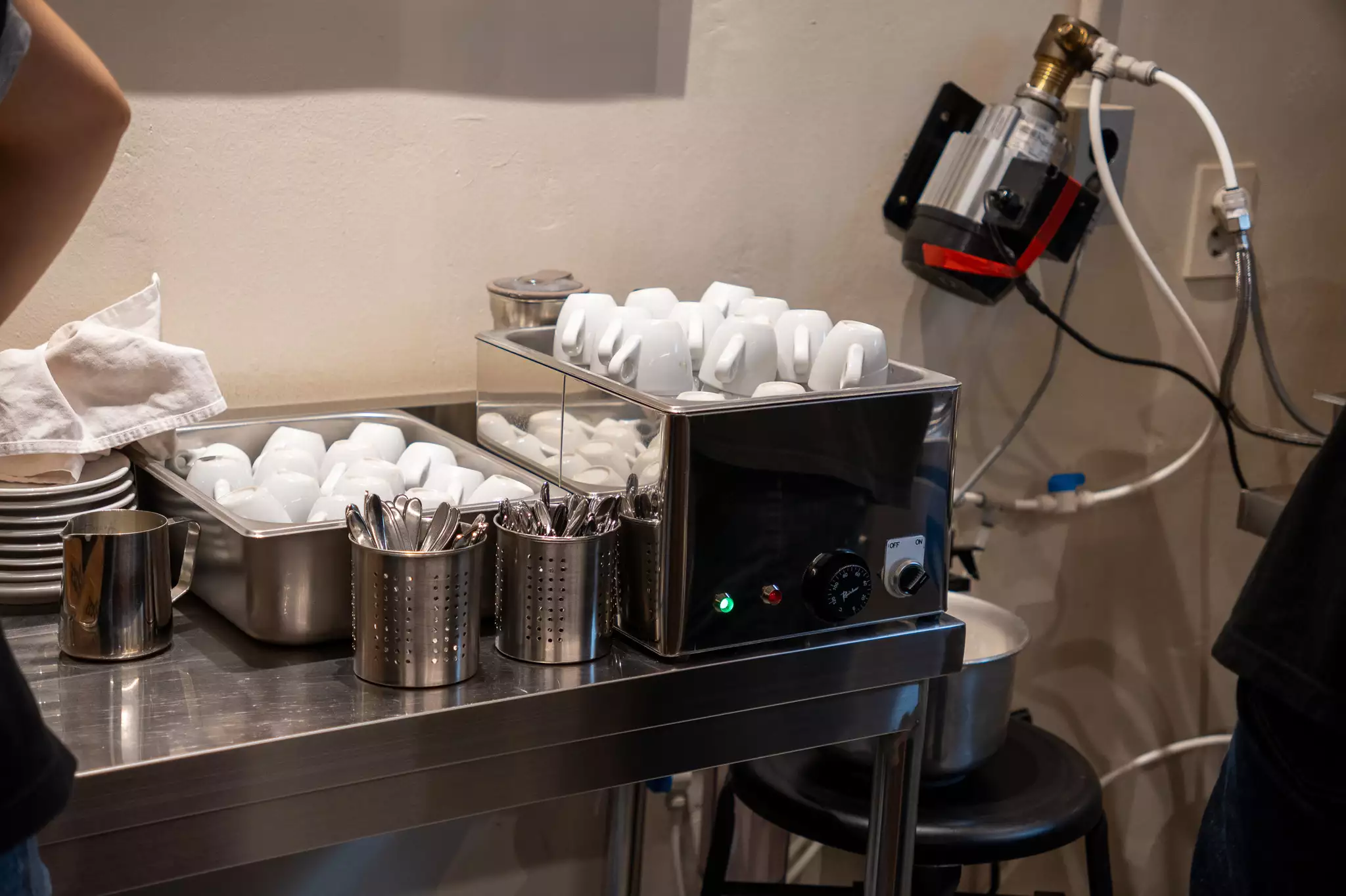 리사르카페-매장-내부-머신